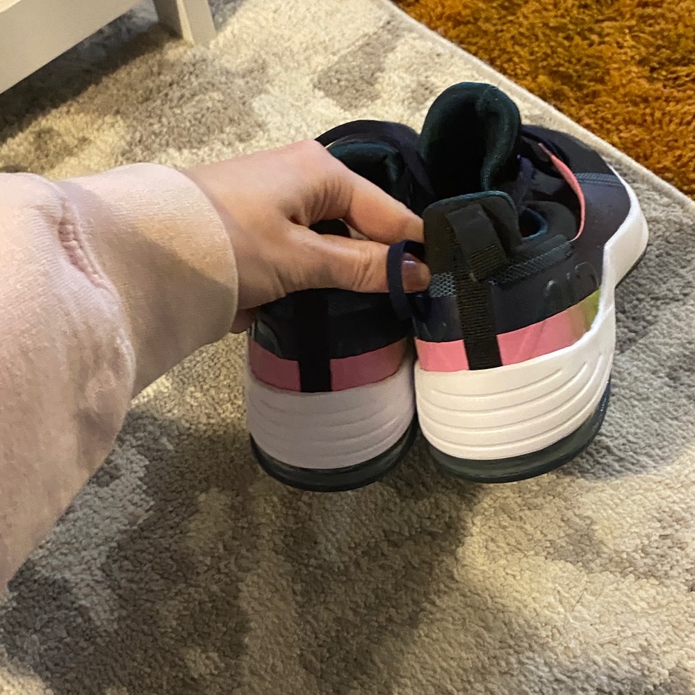 Nike Women’s Black and Blue Athletic Shoes - Picture 4 of 7